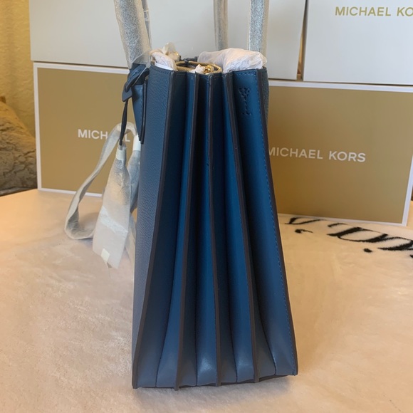 MichaelKors Mercer Large Saffiano Leather ToteBag - Picture 3 of 12